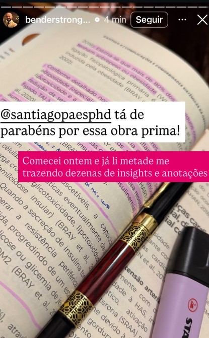 Story de leitor no Instagram com o livro aberto e sublinhado, elogiando a obra