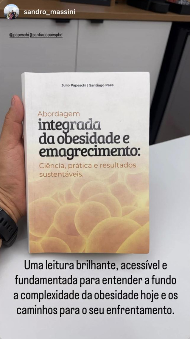 Story do psicologo Sandro Massini no Instagram segurando o livro fisico: leitura brilhante, acessivel e fundamentada para entender a fundo a complexidade da obesidade hoje e os caminhos para o seu enfrentamento